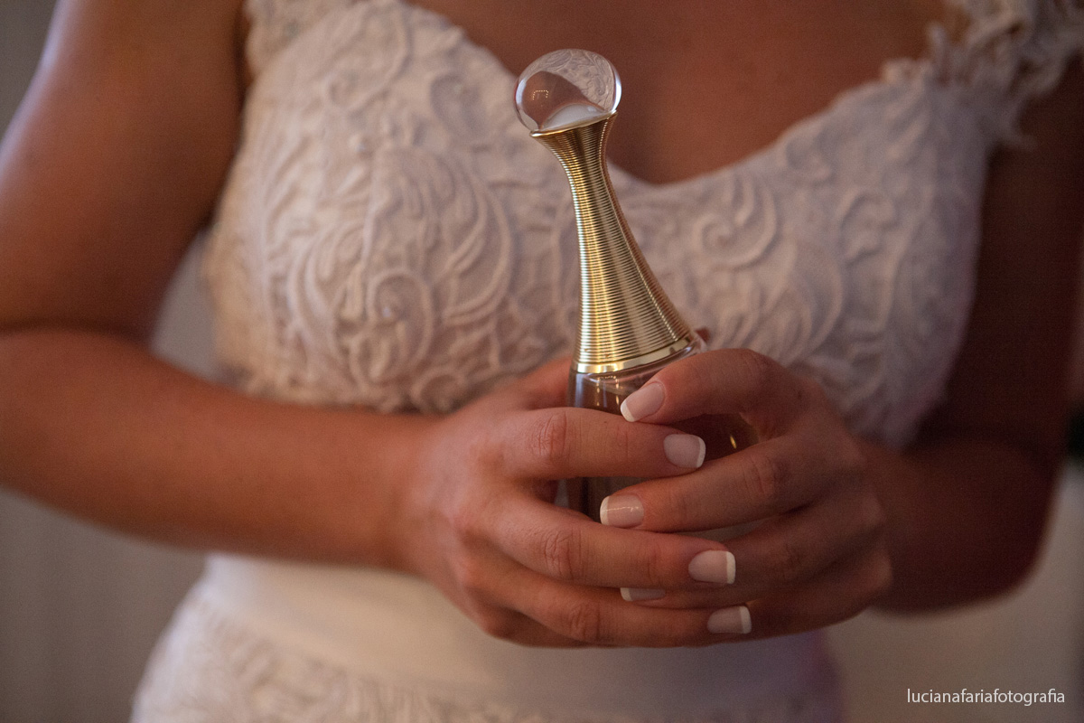 decote, costas de fora, vestido, coque baixo, unha, francesinha, maquiagem, salão de cabeleireiros, vestido de renda, renda, flor, flor no cabelo , silhueta, perfume